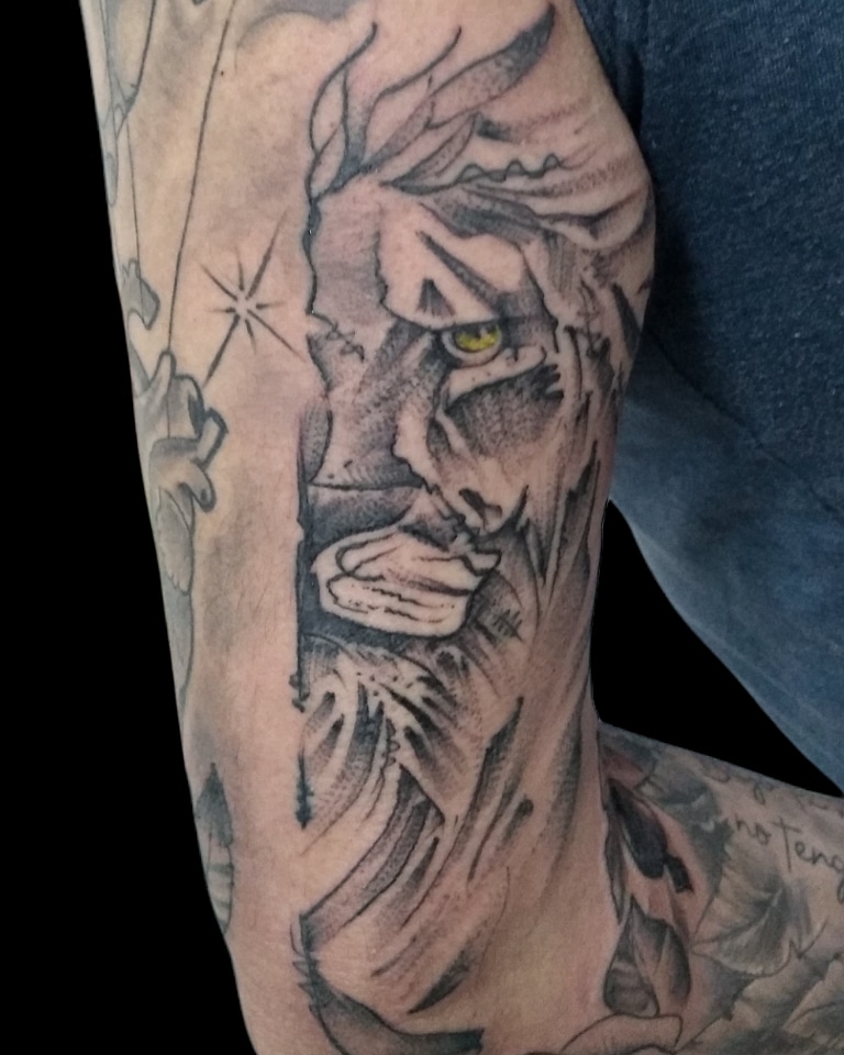 Tatuaje de realismo de rostro encapuchado realizado en Tano Tattoo
