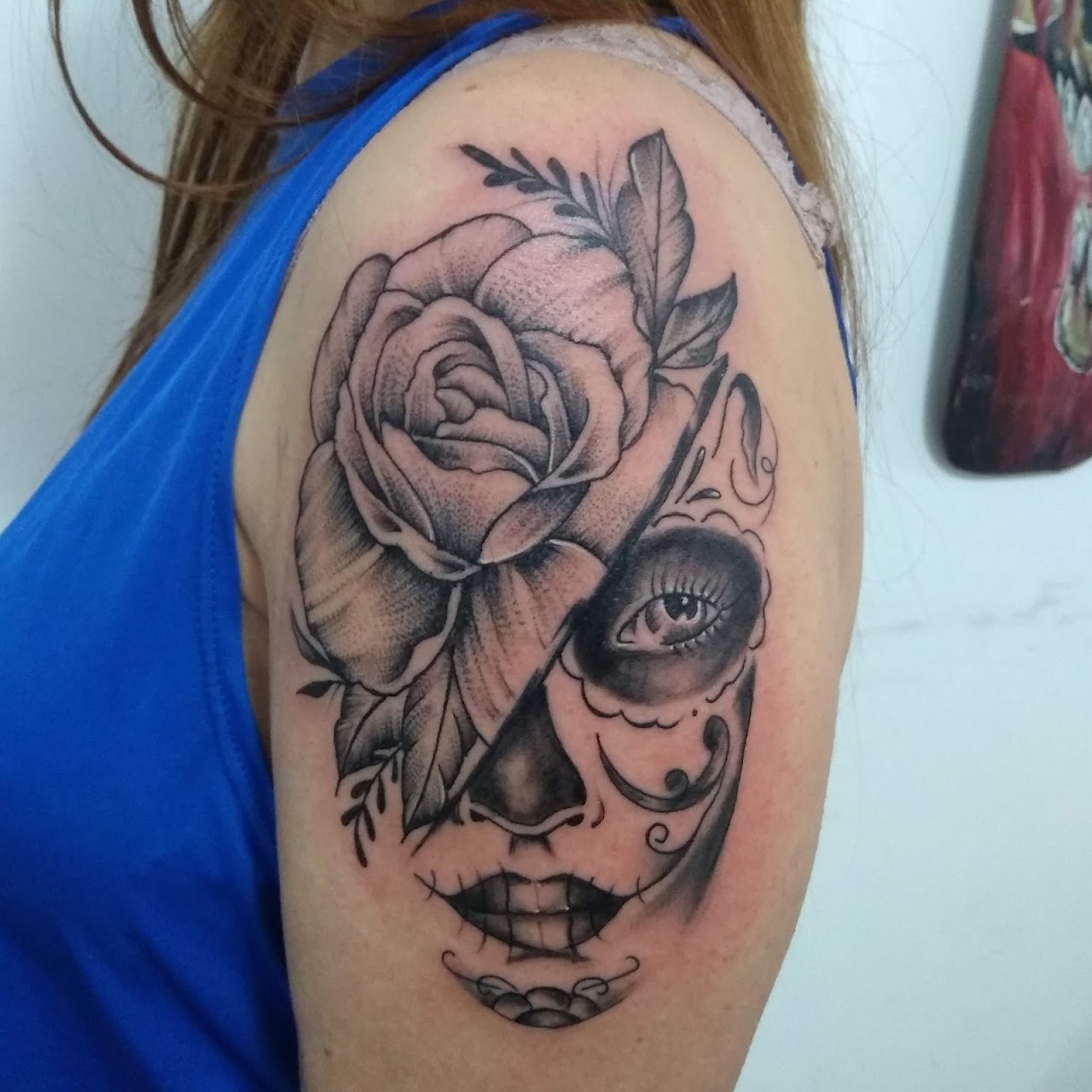 Tatuaje de rosa y catrina en blackwork realizado en Tano Tattoo