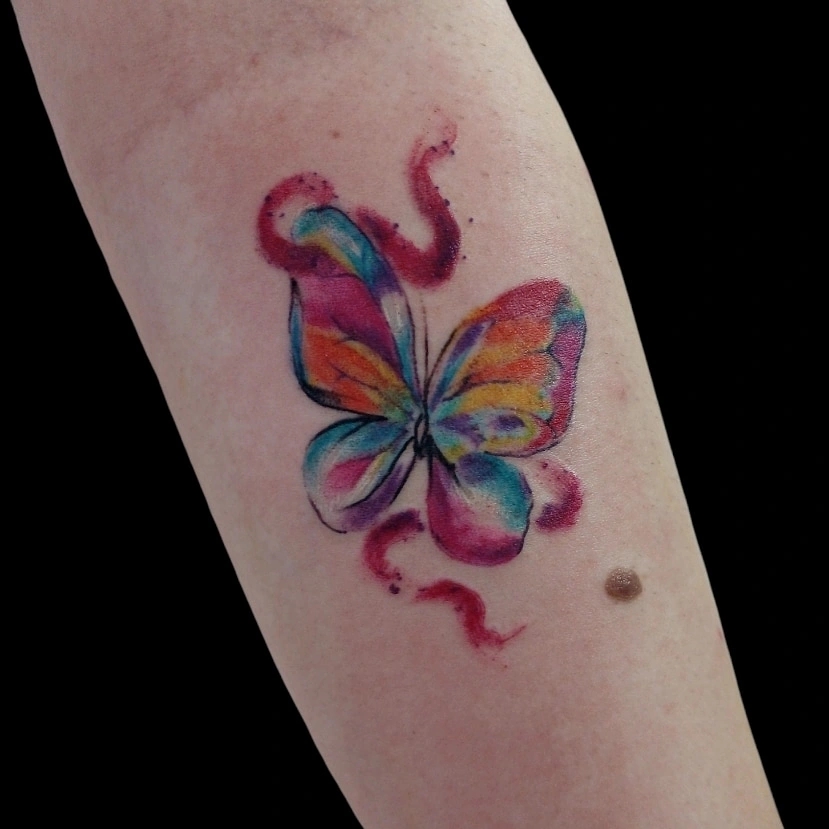 Tatuaje de mariposa en acuarela realizado en Tano Tattoo