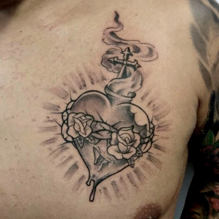 Tatuaje de corazón sagrado con rosas realizado en Tano Tattoo